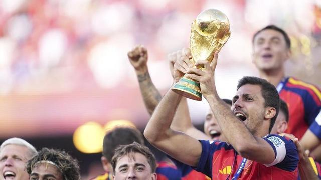 Rodri, capità de la selecció espanyola, alça la Copa del Món.