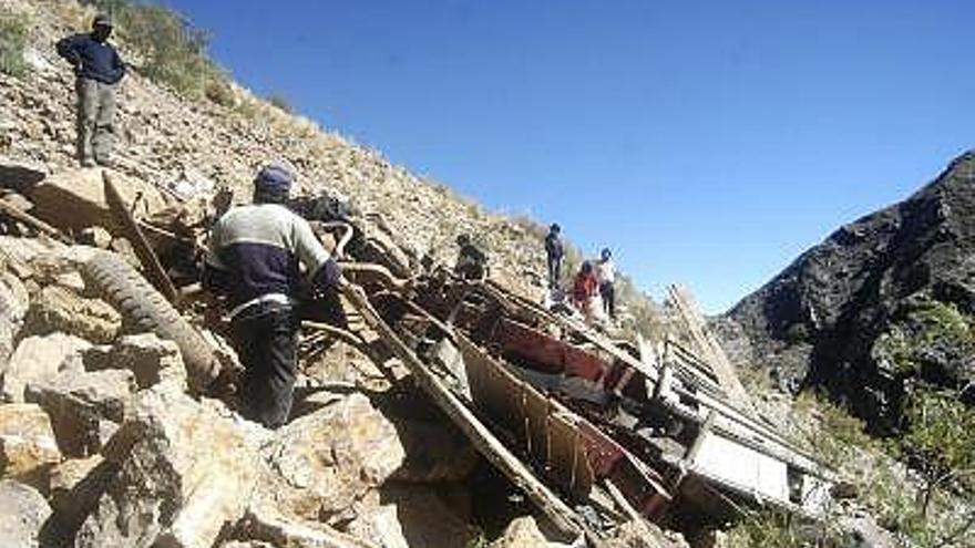 Residentes locales observan los restos del camión accidentado en la localidad de Yocalla, departamento de Potosí .