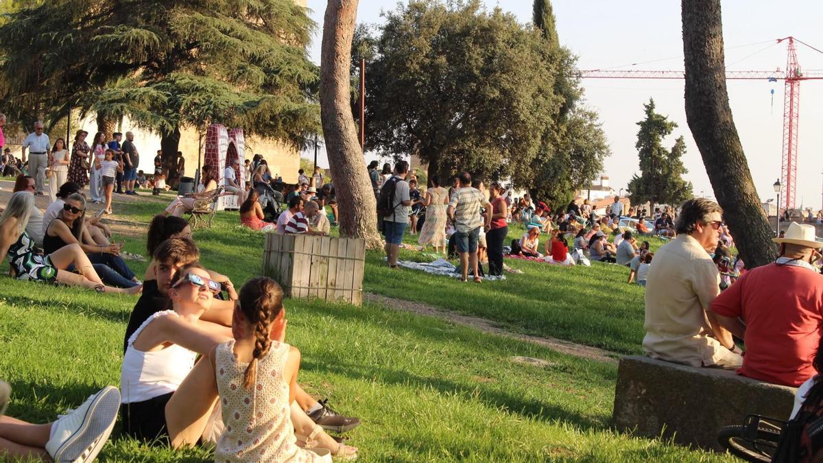 Dos personas atendidas en Badajoz por problemas visuales tras observar el eclipse