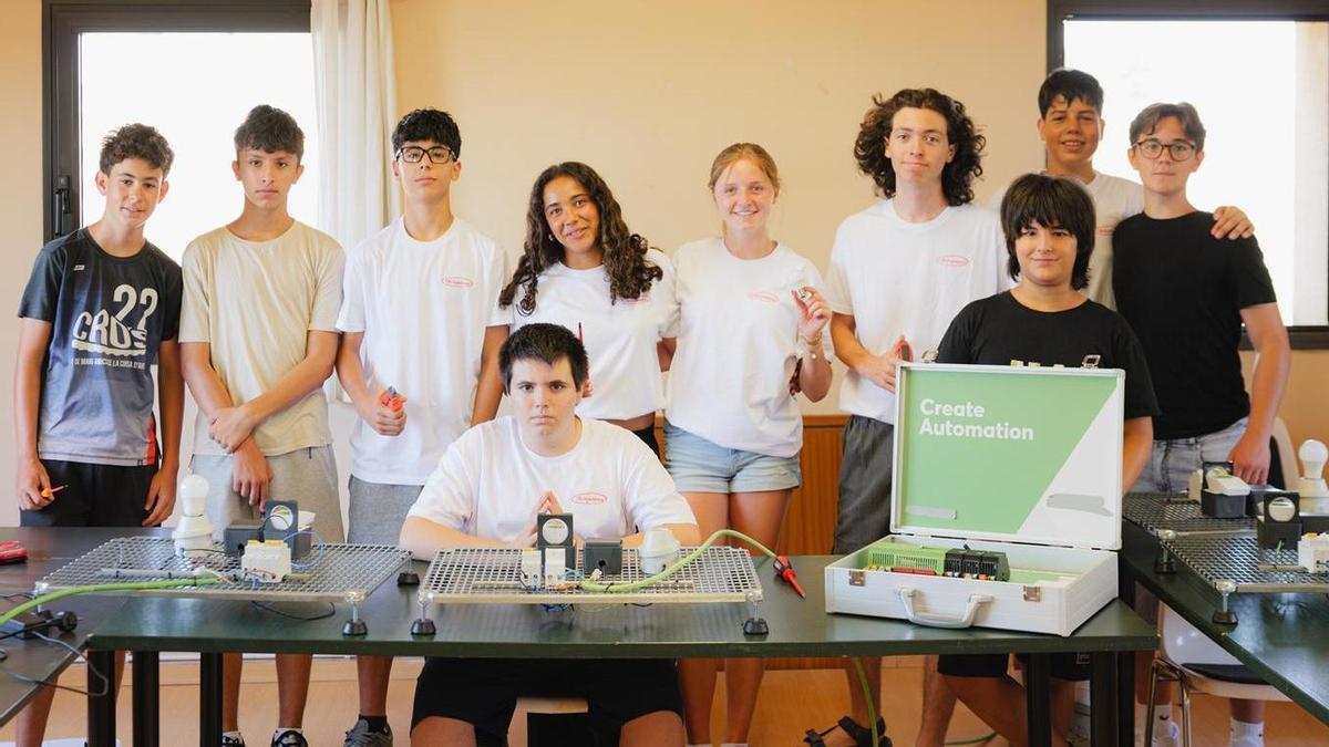 Els deu joves participantsa l'experiència proposada per la Fundació UEA