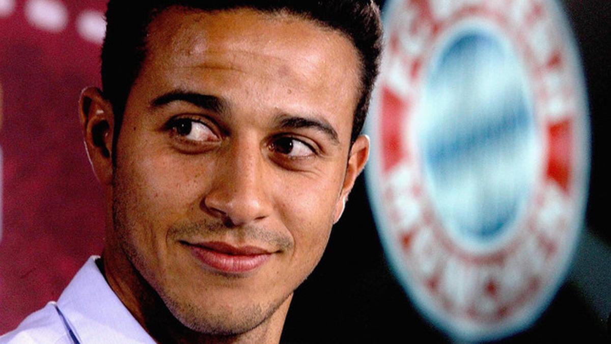 Thiago Alcántara, durante su presenatción como jugador del Bayern, en julio del 2013