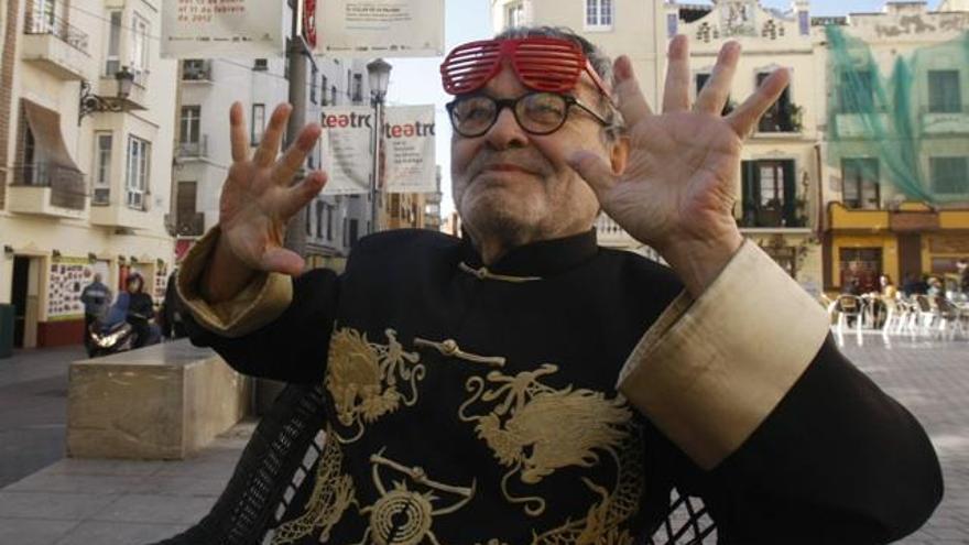 El dramaturgo Fernando Arrabal deslumbró a los presentes con sus peculiares movimientos de manos y sus llamativas gafas.
