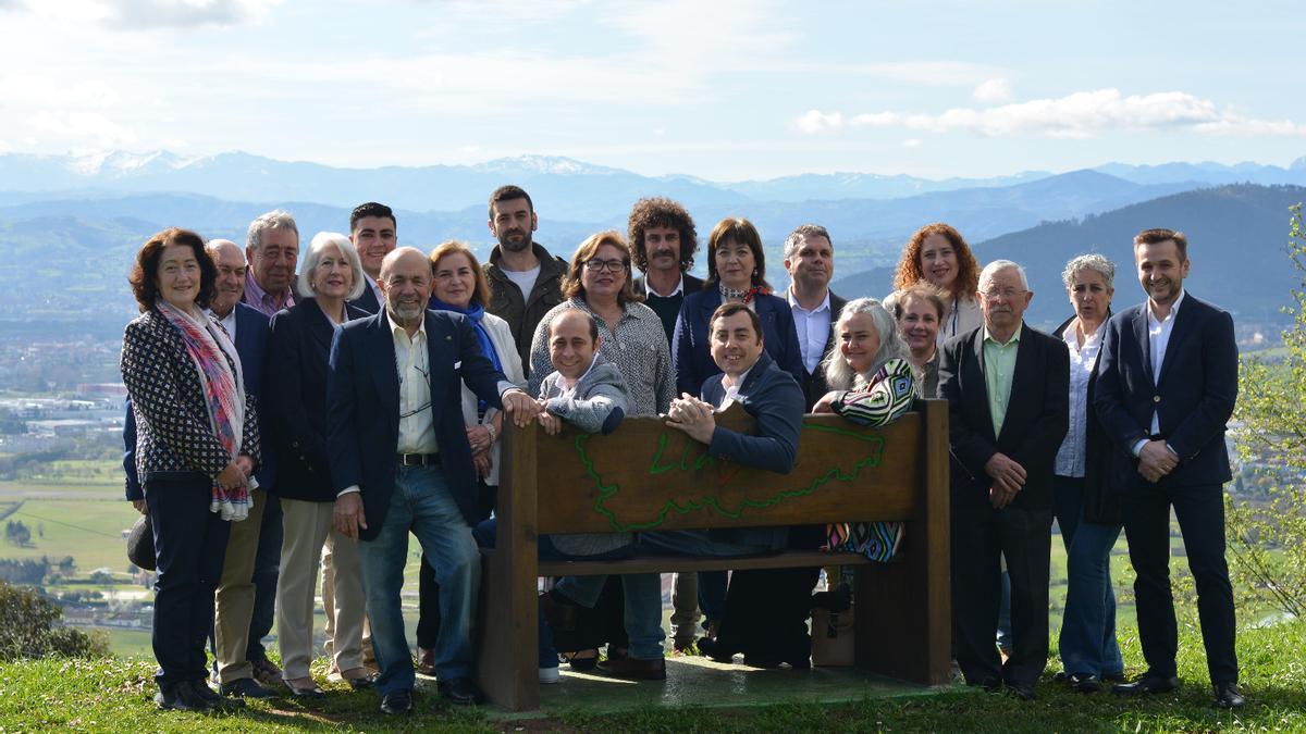 Foto de familia de la candidatura del PSOE de Llanera, realizada en el área recreativa de Santufirme.