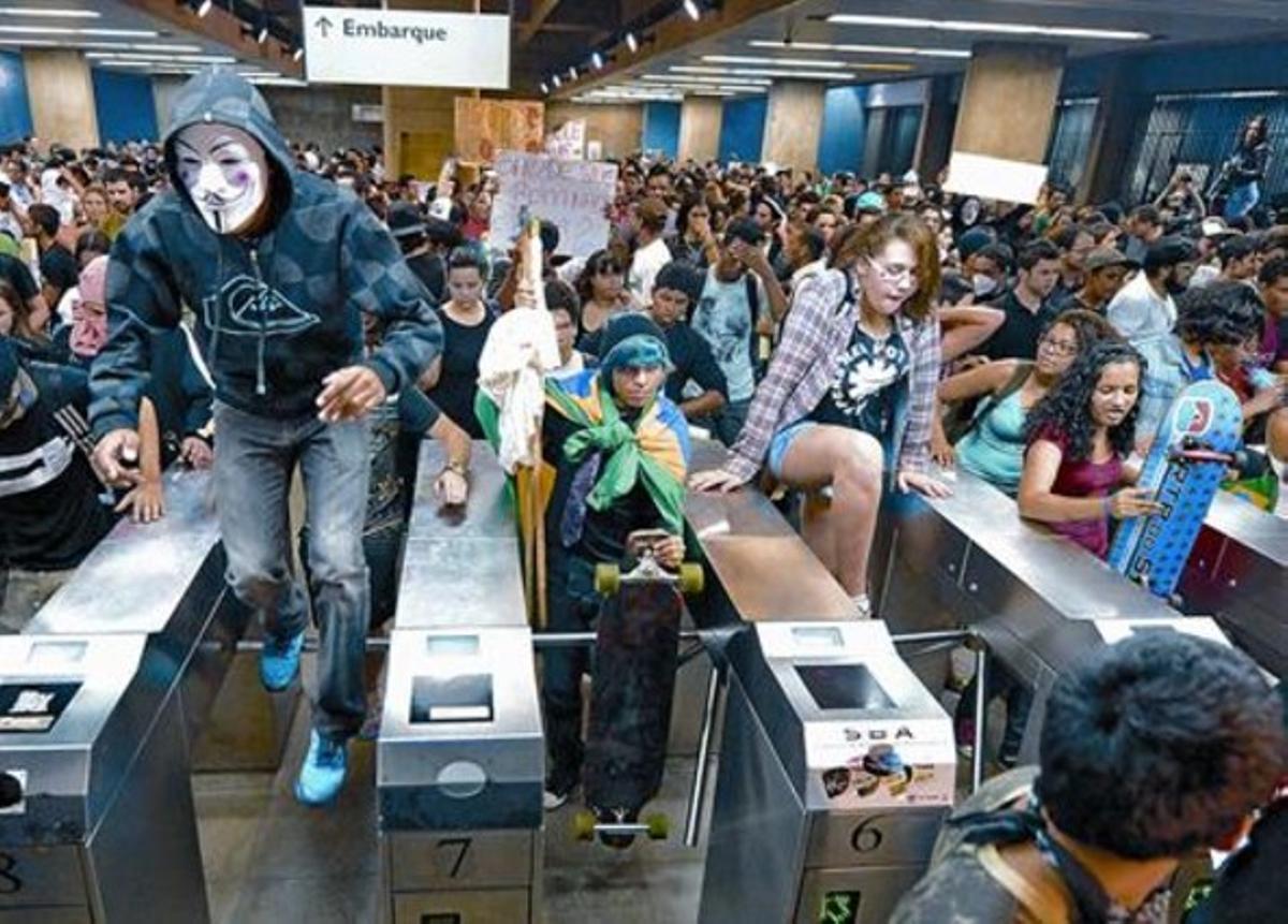 Joves brasilers envaeixen una estació de metro, en una protesta a Brasília. Joves brasilers envaeixen una estació de metro, en una protesta a Brasília.