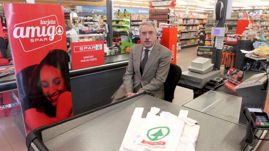 Luis Navarro, en uno de los supermercados que Grupo Upper Spar tiene en Cartagena