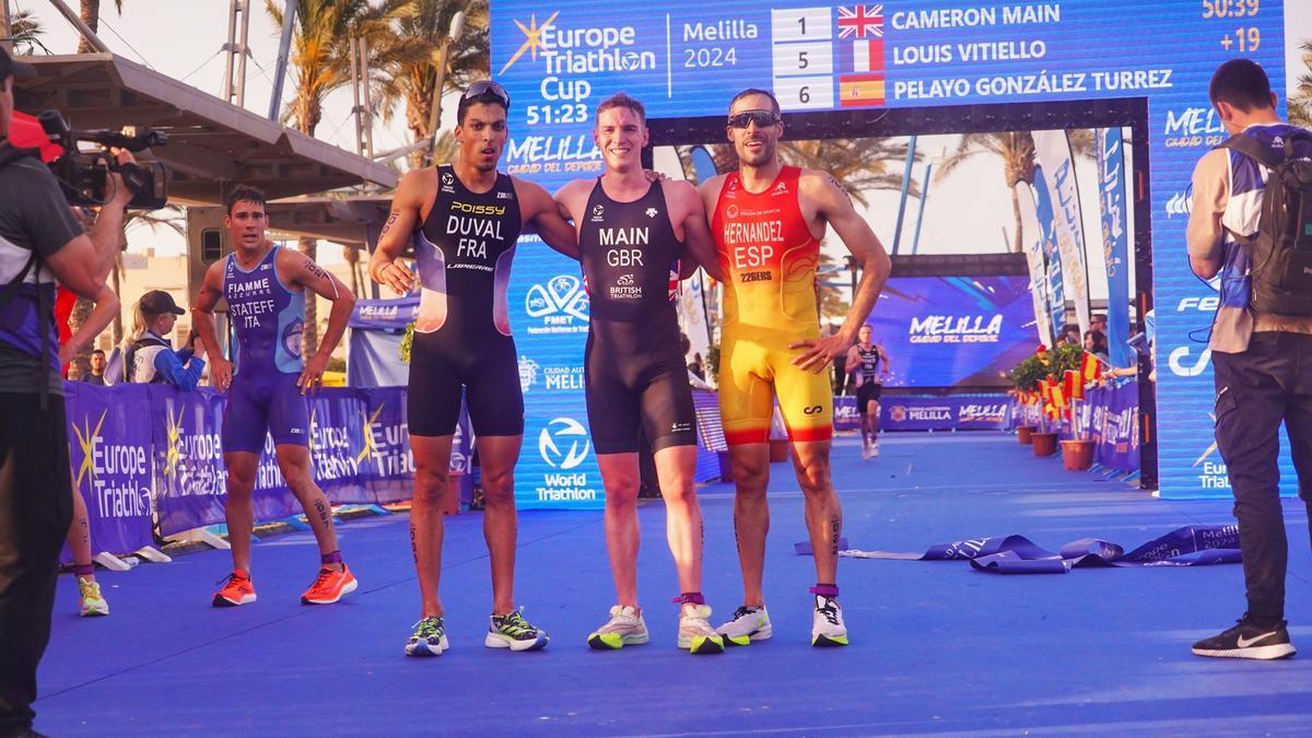 Vicente Hernández (derecha), en la línea de meta tras finalizar tercero en la Copa de Europa de Melilla