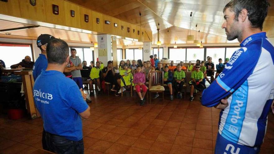 Gustavo César Veloso (derecha) durante una charla en Armenteira a jóvenes ciclistas de O Salnés. // Iñaki Abella