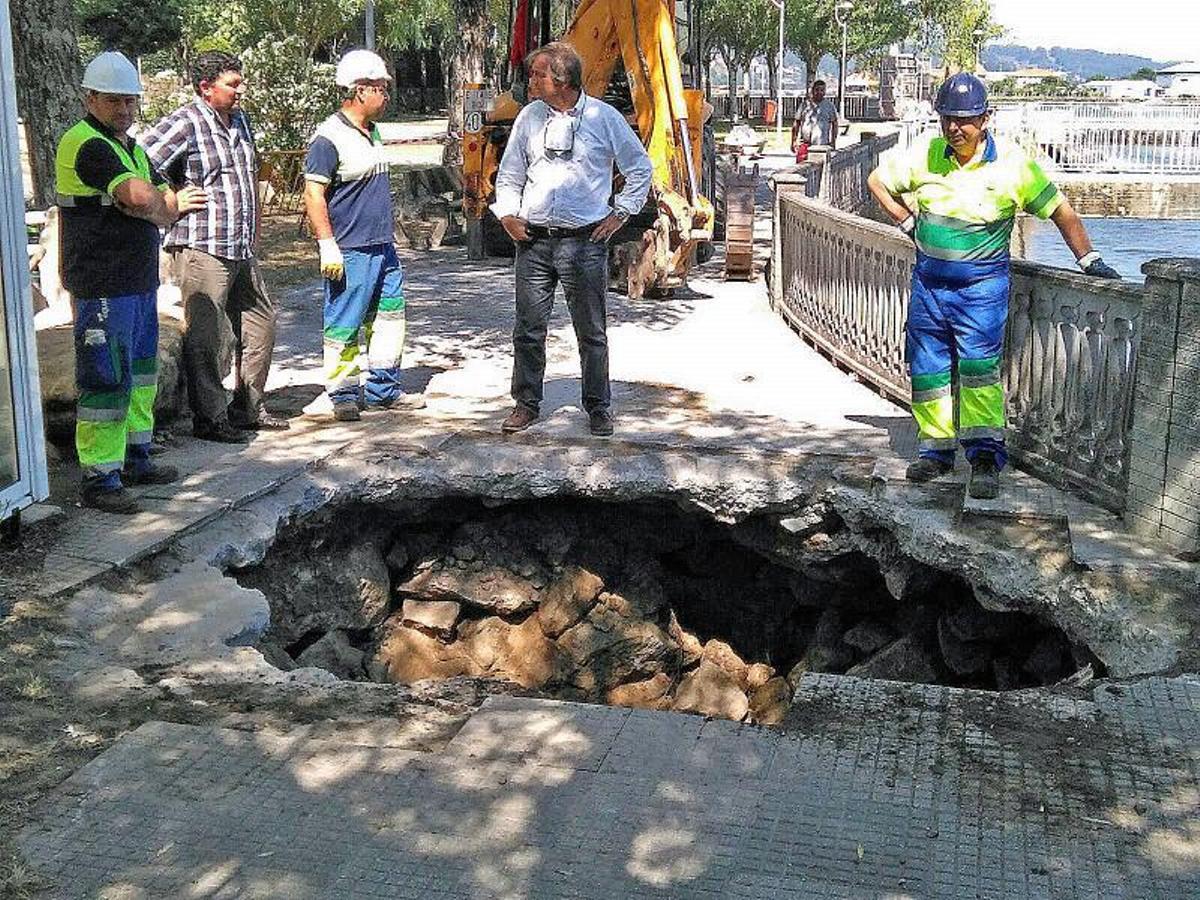 Tramo paralelo a la Casa do Mar de Aldán donde el Concello pretende recuperar el cauce del río Orxas a cielo abierto.   | // FDV