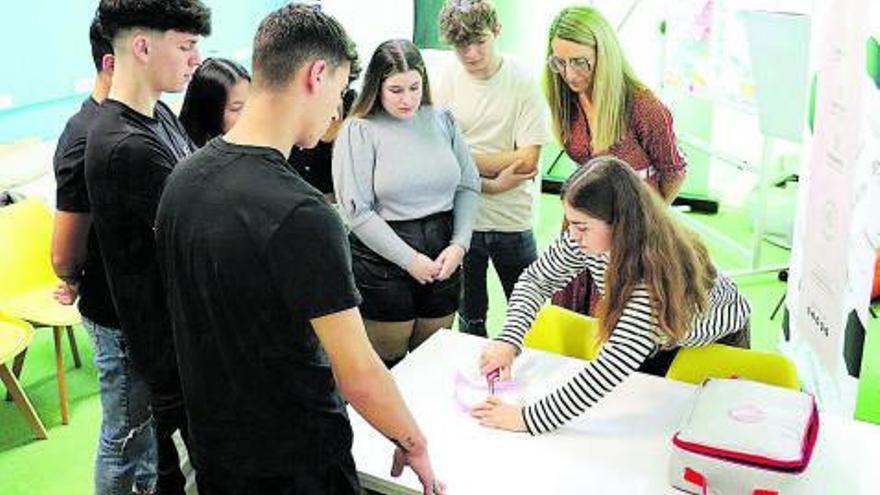 L’Escola Montserrat de Sant Vicenç instal·la un dispensador gratuït de productes menstruals | ESCOLA MONTSERRAT