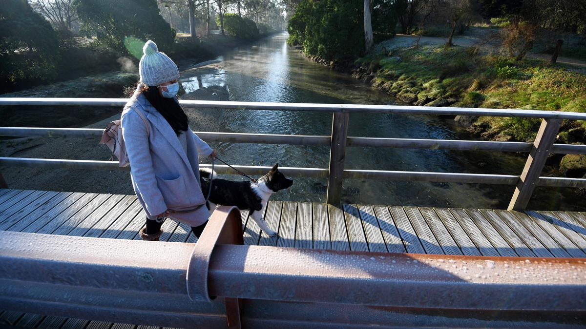 Una joven paseando por las marismas de Xunqueira de Alba, en Pontevedra, una fría mañana.