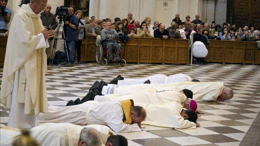El arzobispo de Granada se postra para pedir perdón por &quot;los escándalos&quot;