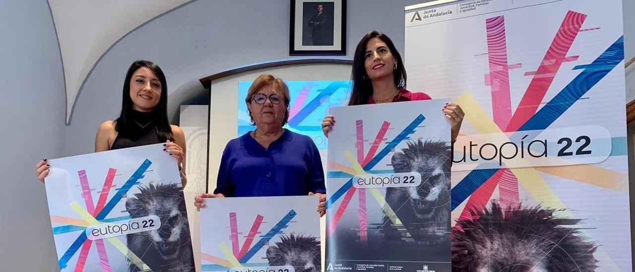 Cintia Bustos, Dolores Sánchez y Carmen Arcos muestran el cartel de la próxima edición de Eutopía.