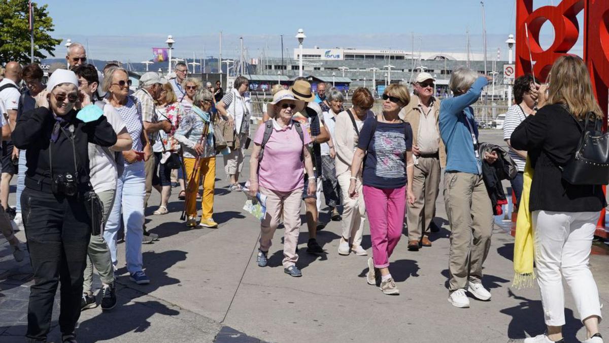 Escala en Gijón de más de 650 turistas a bordo del crucero “Aida Aura” | IRENE SIRGO