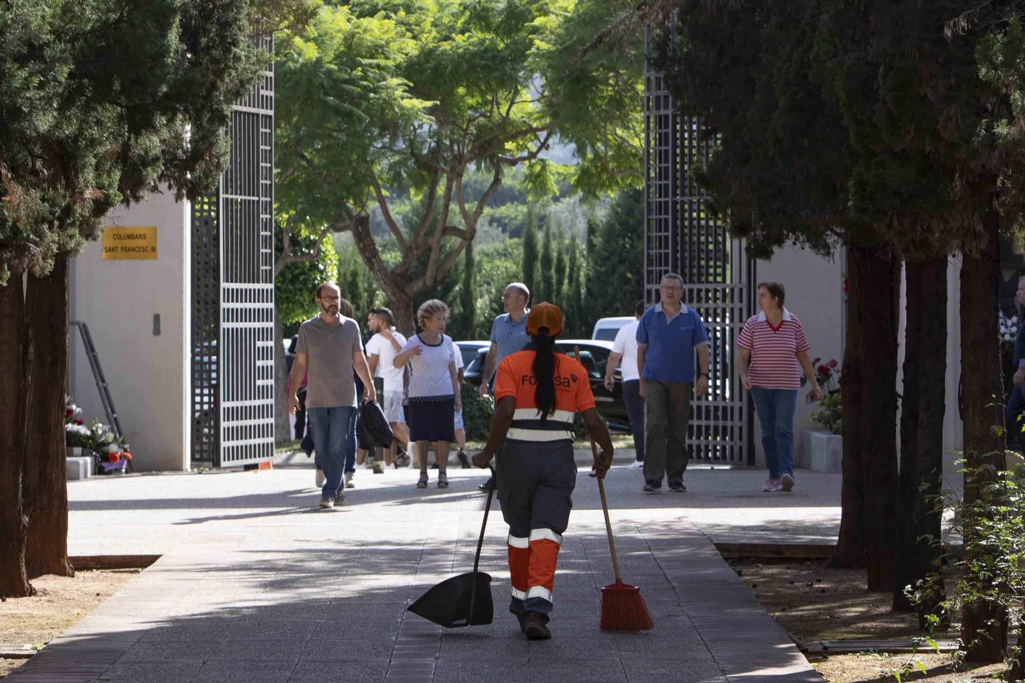 Día de Todos los Santos en el cementerio municipal de Alzira