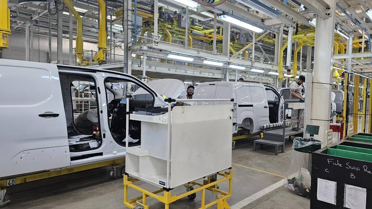Varias Fiat Doblò durante su ensamblaje en Stellantis Tafraoui, en Argelia