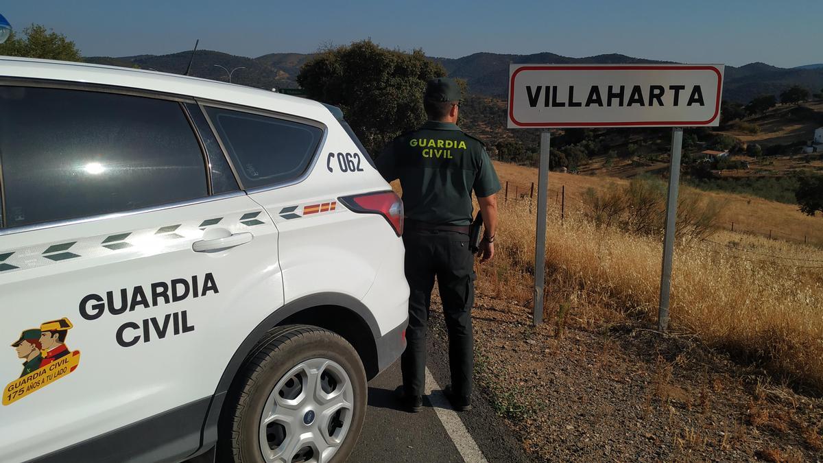 Un agente de la Guardia Civil presta servicio a la entrada de Villaharta.