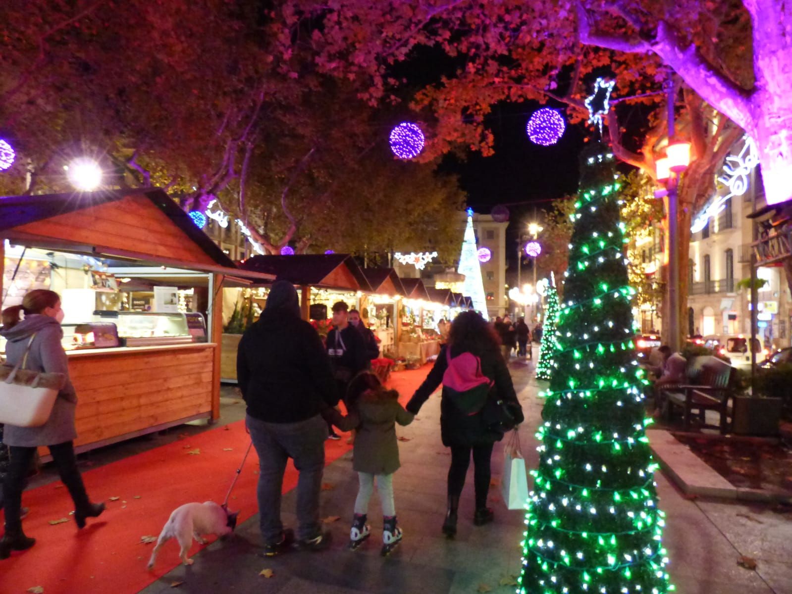 Figueres transforma els seus carrers i places en un conte de Nadal