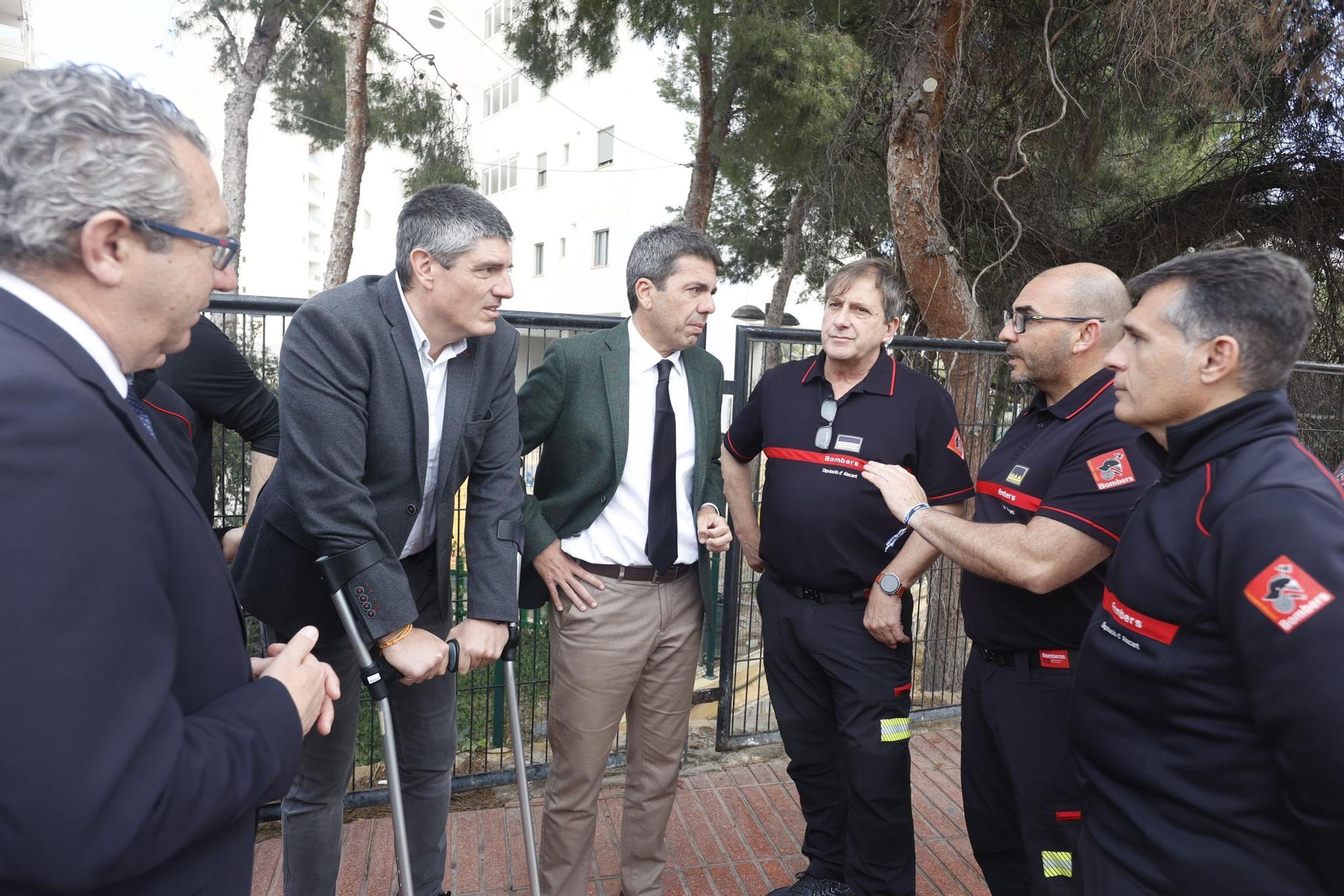 Las autoridades visitan el lugar del incendio.