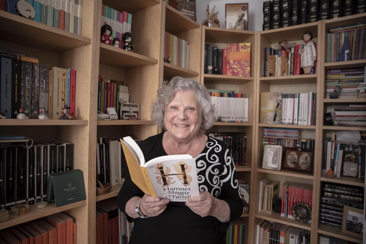 Júlia Galisteo, ante la librería de su casa.