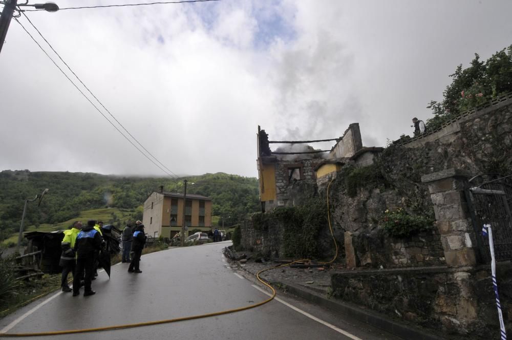 Fallece un hombre en un incendio en una casa de La Xerra, en Laviana
