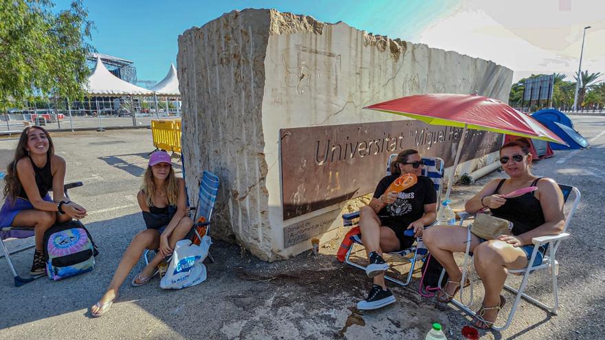 Acampadas varios días en la UMH por devoción a Melendi