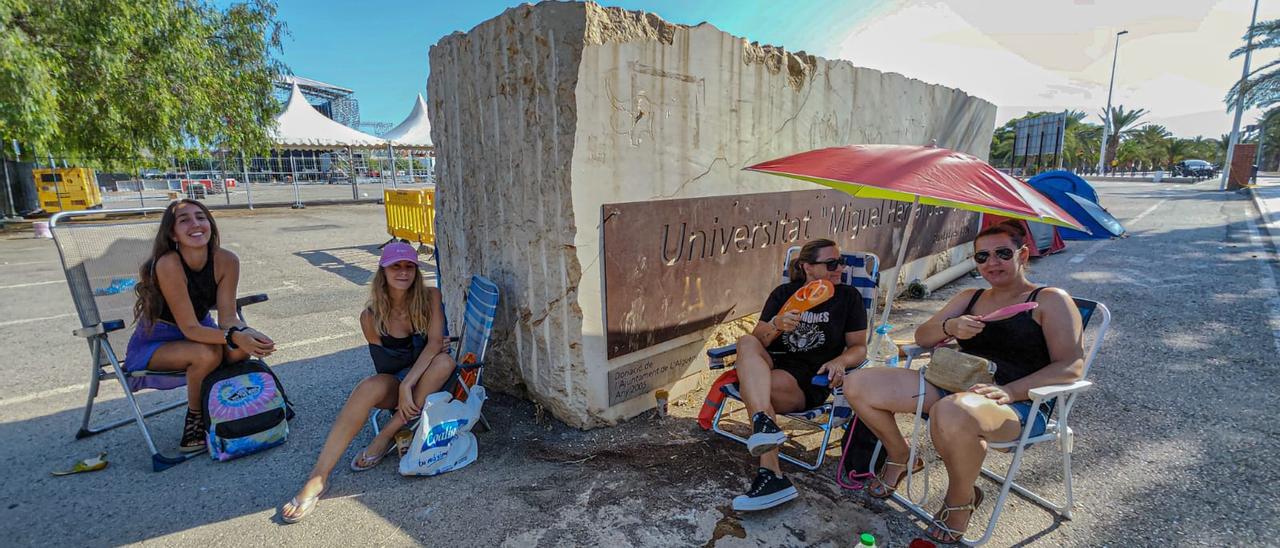 Fans de Melendi de acampada en el parking de la UMH este viernes