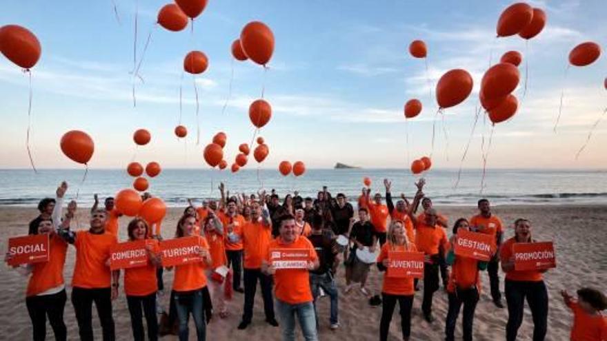 Globos naranjas en la playa de Benidorm