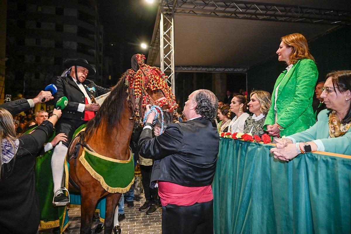 Marzà canta el Pregó enfrente de la tribuna de autoridades presidida por la alcaldesa de Castelló, Begoña Carrasco.