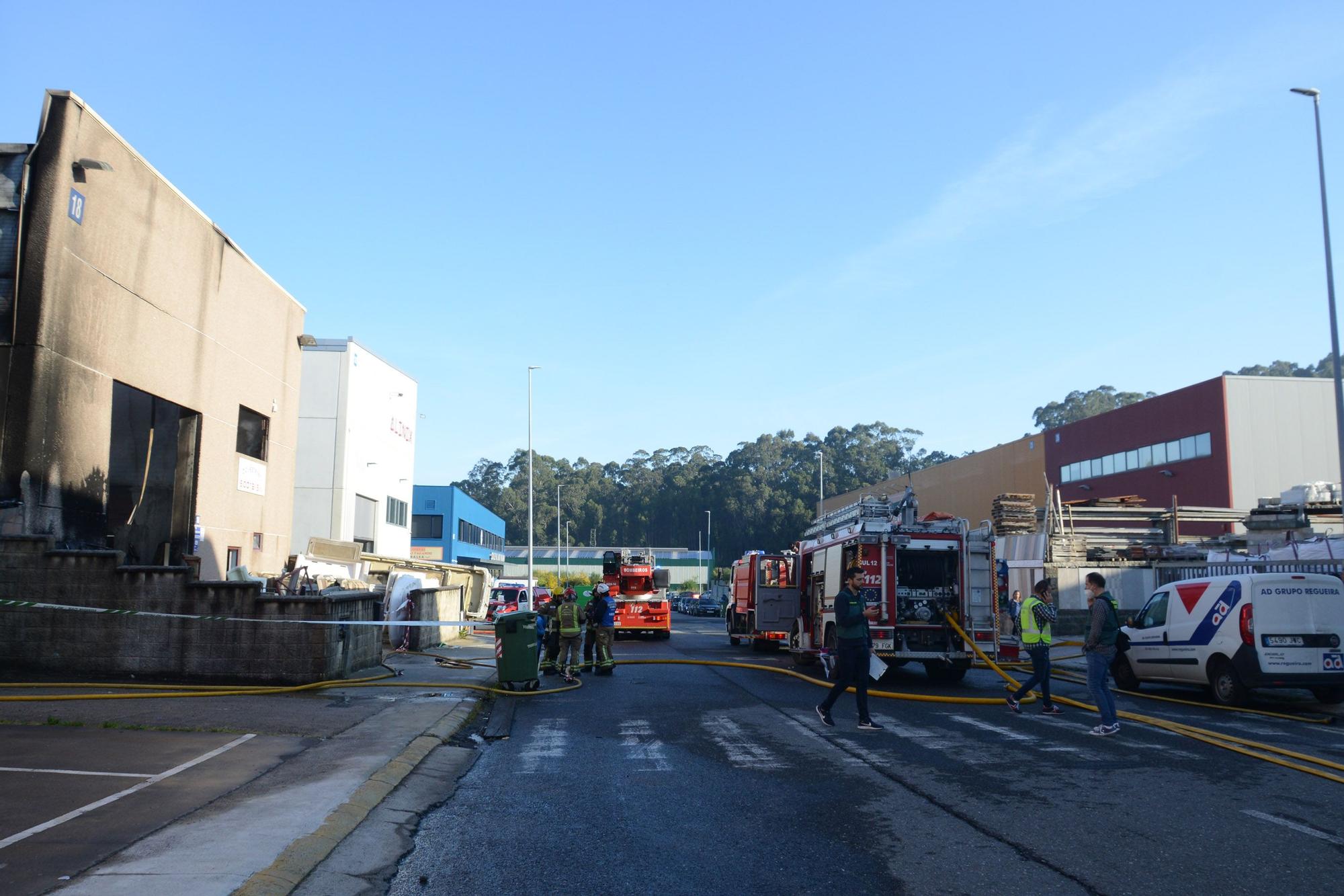 El incendio en una fábrica del polígono de Castiñeiras, en Bueu (I)