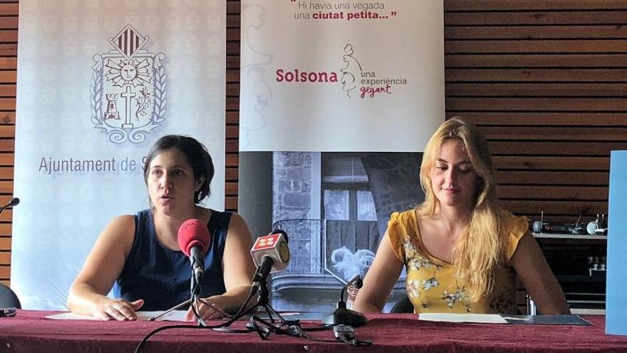 La regidora de Cultura, Sara Alarcón, amb Natàlia Catalan, autora del disseny de l&#039;any passat