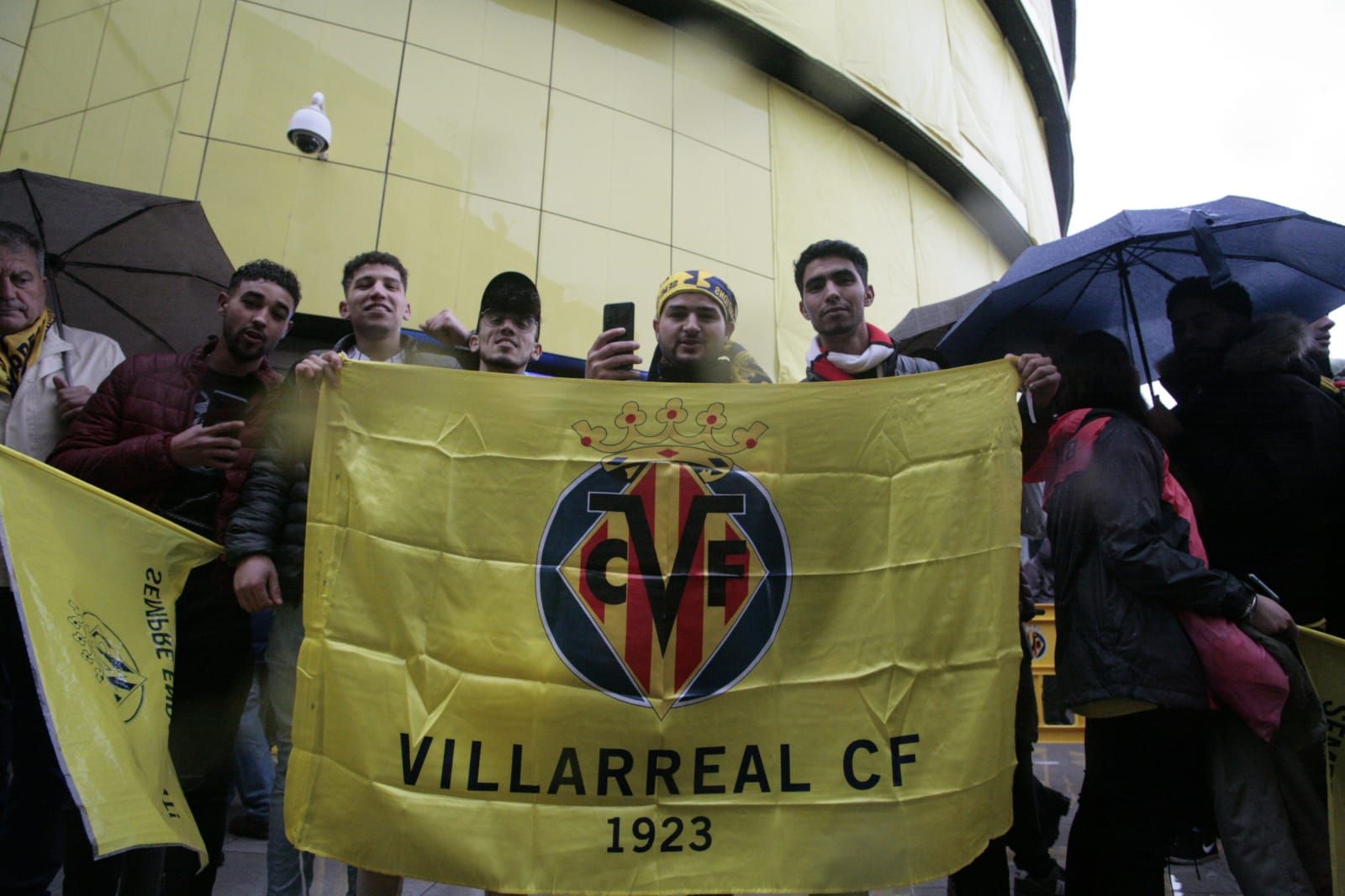 Fotogalería | La lluvia no frena las ganas de la afición del Villarreal de ver a su equipo en la final de Champions