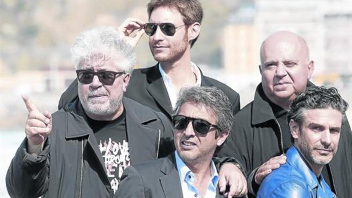 El director Damián Szifrón, detrás de Pedro Almodóvar y su hermano Agustín. En primera fila, los actores Ricardo Darín y Leonardo Sbaraglia.