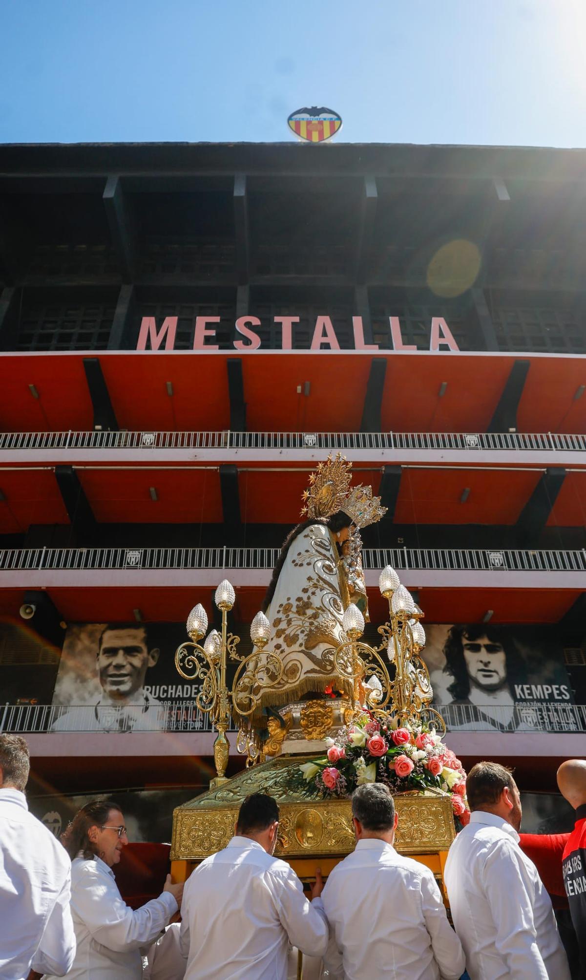 La Virgen de Tabacalera recorre el barrio de la Exposición