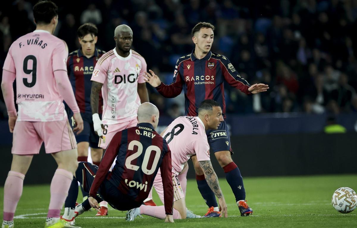 Santi Cazorla, de rodillas, junto a Oriol Rey, rodeados por Viñas, Espí, Sibo y Olasagasti, durante el Levante-Real Oviedo. | FACTORÍA 9
