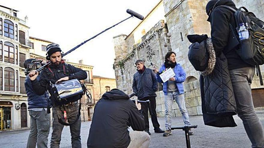 El equipo ayer en la Plaza Mayor.