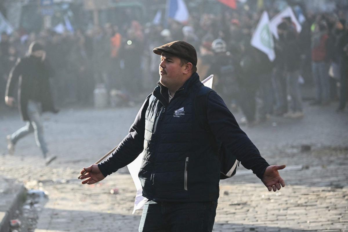 Un manifestante con un chaleco de Jeunes Agriculteurs (Jóvenes Agricultores) gesticula frente al Parlamento Europeo en una jornada de movilización convocada por Copa-Cogeca.