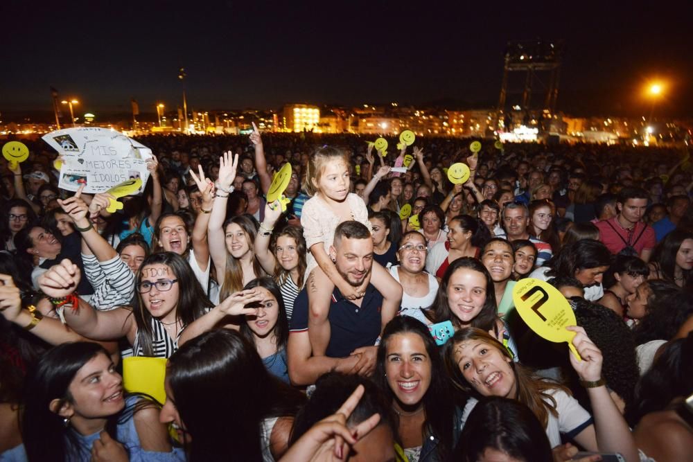 La Orquesta Panorama cita en Sanxenxo a miles de personas en una gala solidaria que contó con artistas como Gemeliers, Edurne, Luis Fonsi, Diego Martín y Guillermo Castro