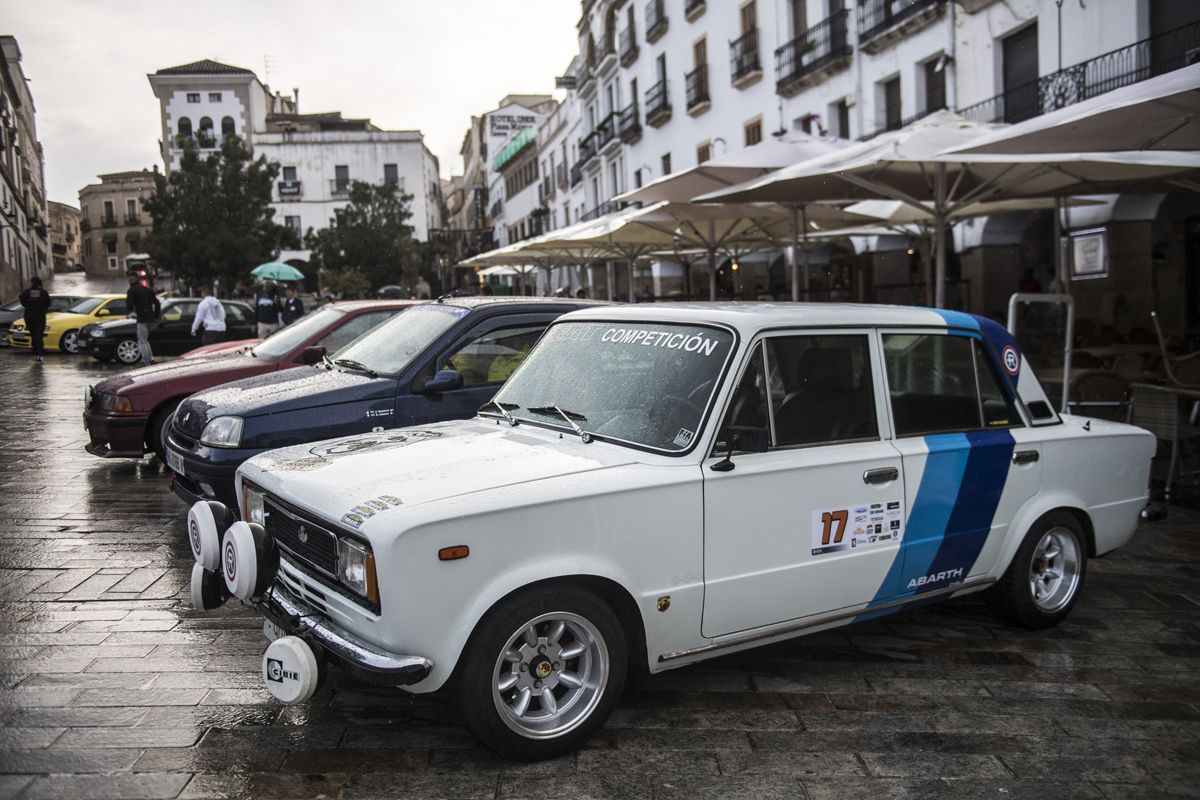 Fotogalería | La lluvía no ensombrece el rally de coches clásicos en la plaza Mayor de Cáceres