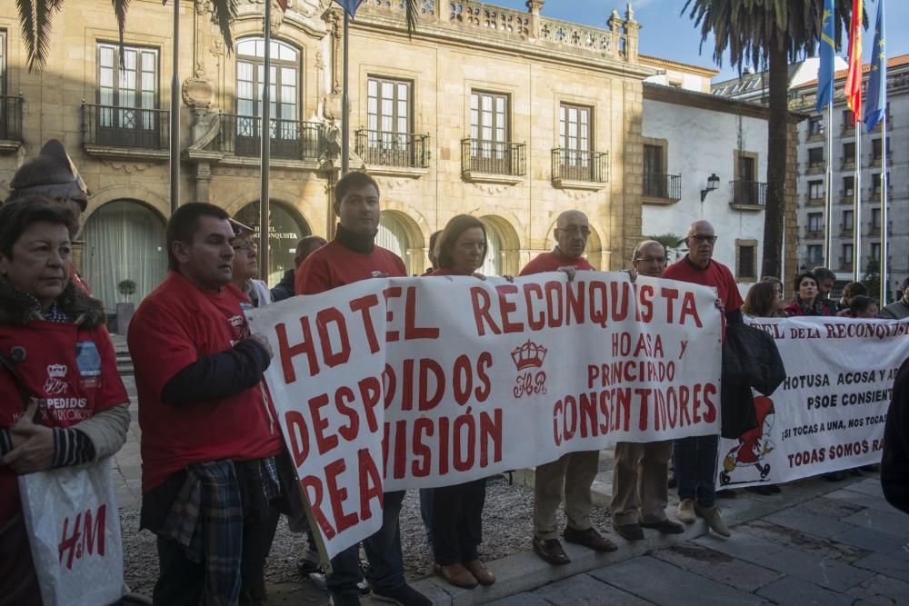 Concentración a la puerta del hotel Reconquista