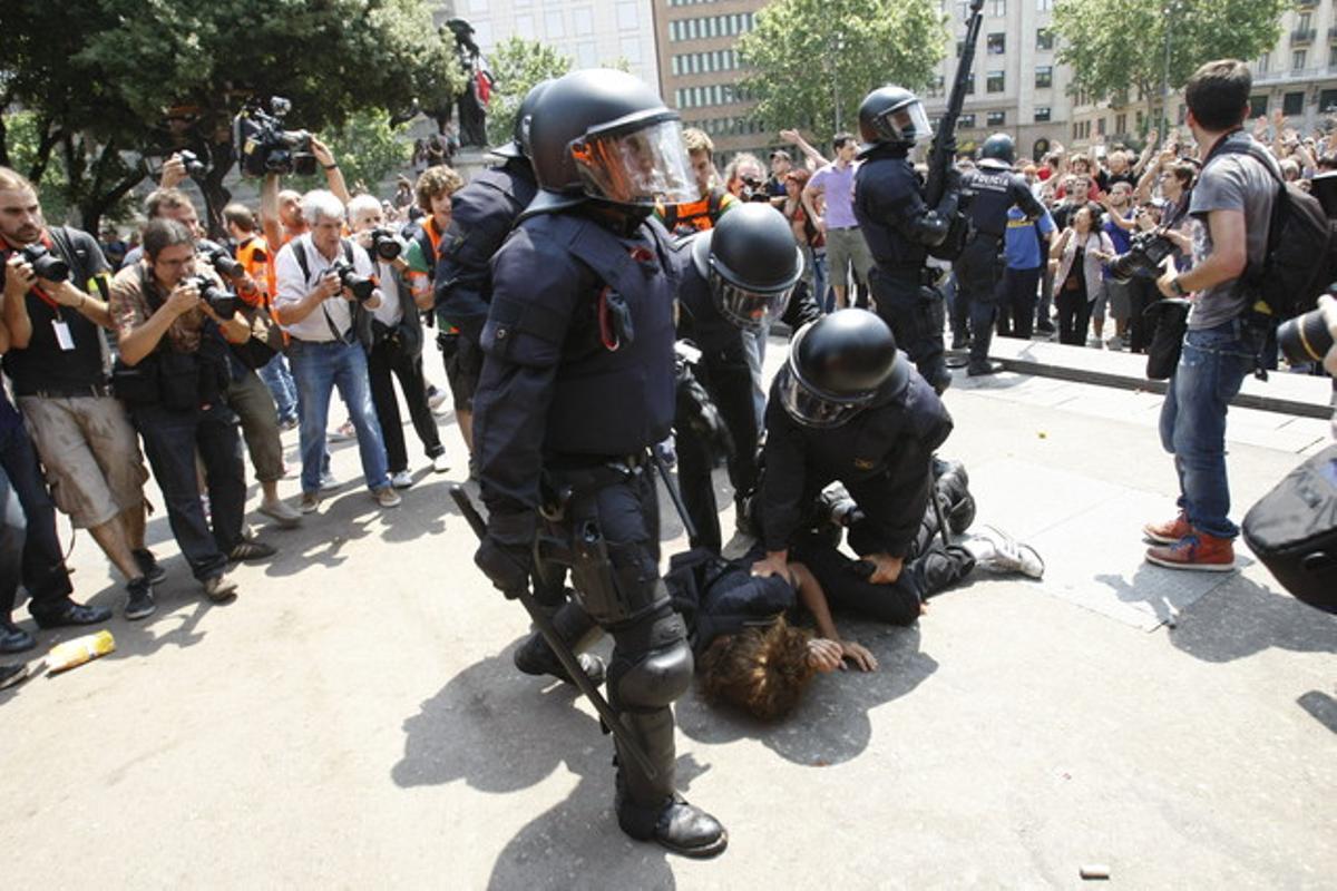 El desalojo de plaça Catalunya, visto por Ricard Cugat.