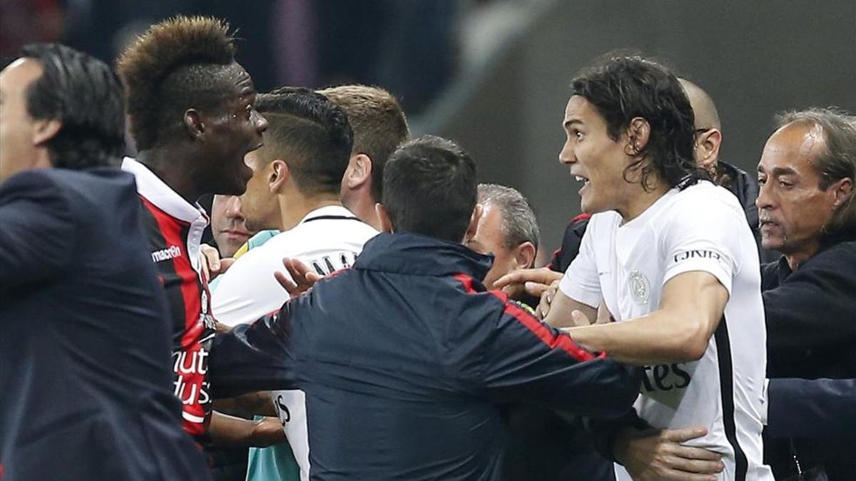 Balotelli también se las tuvo con Cavani durante el partido