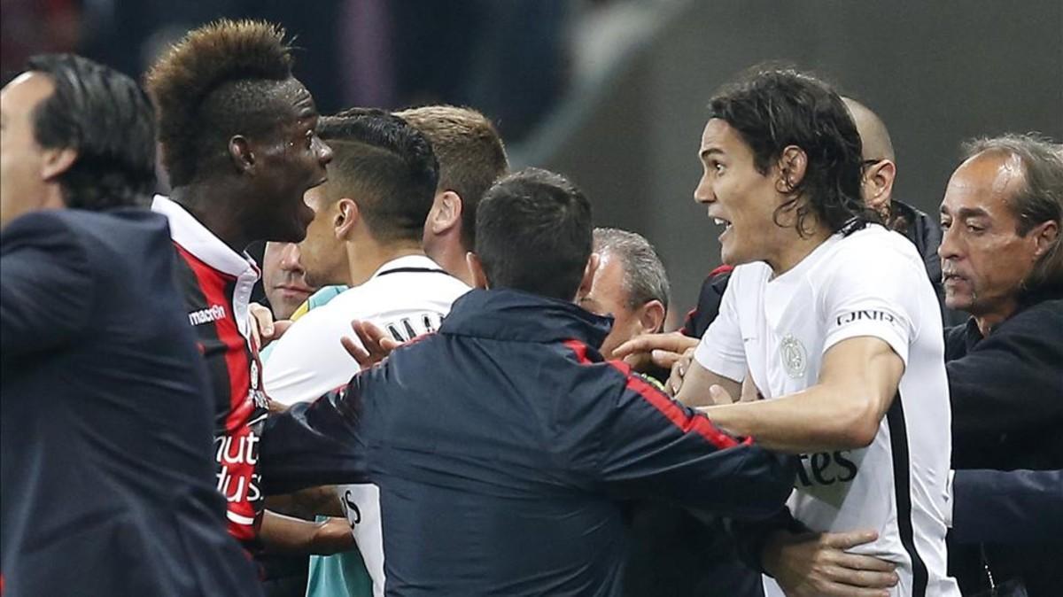 Balotelli también se las tuvo con Cavani durante el partido