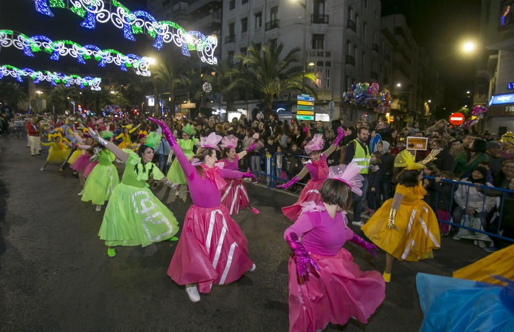 Los Reyes Magos reparten ilusión por la ciudad de Alicante.