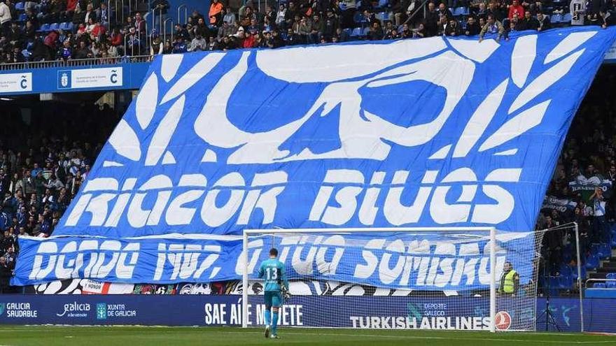 Imagen de un tifo de los Riazor Blues en la grada de Maratón Inferior.