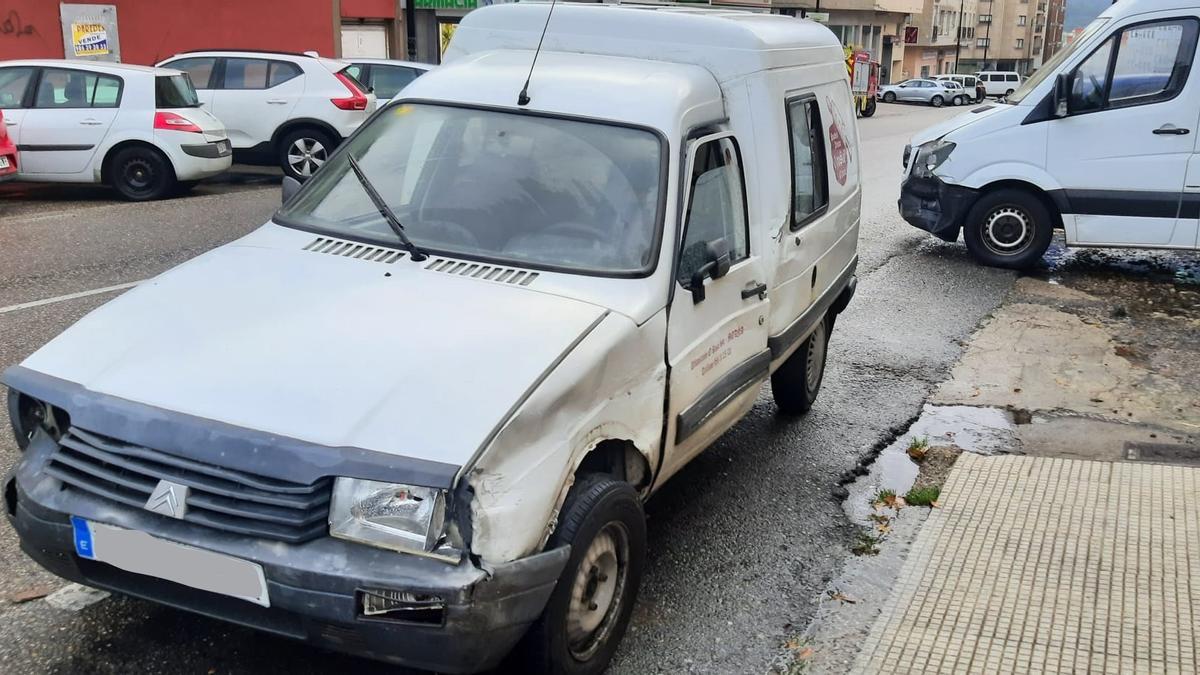 La furgoneta implicada en el accidente de primera hora de la mañana en la Avenida de Bueu en Cangas