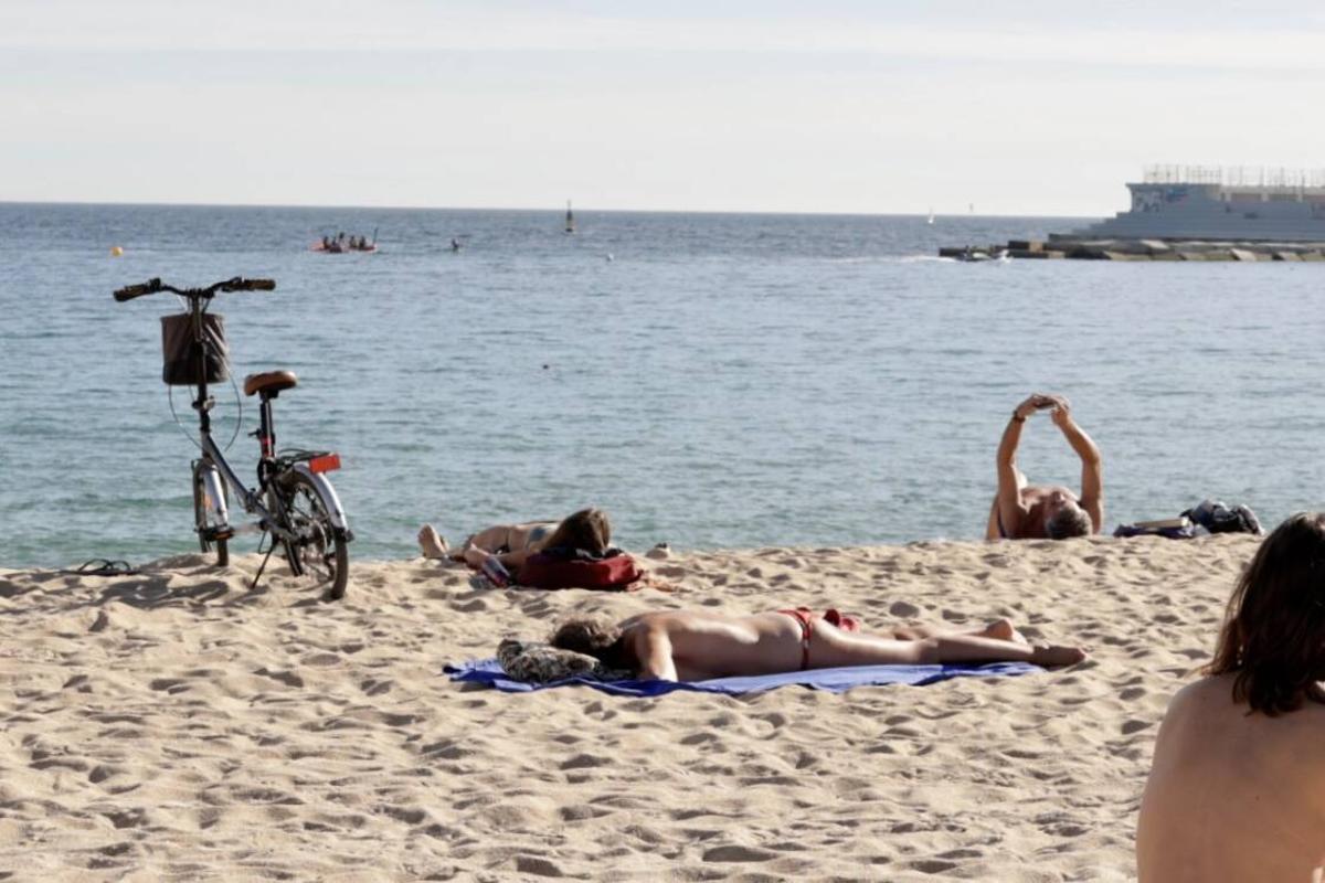 Barceloneses acuden a la playa por las altas temperaturas de noviembre