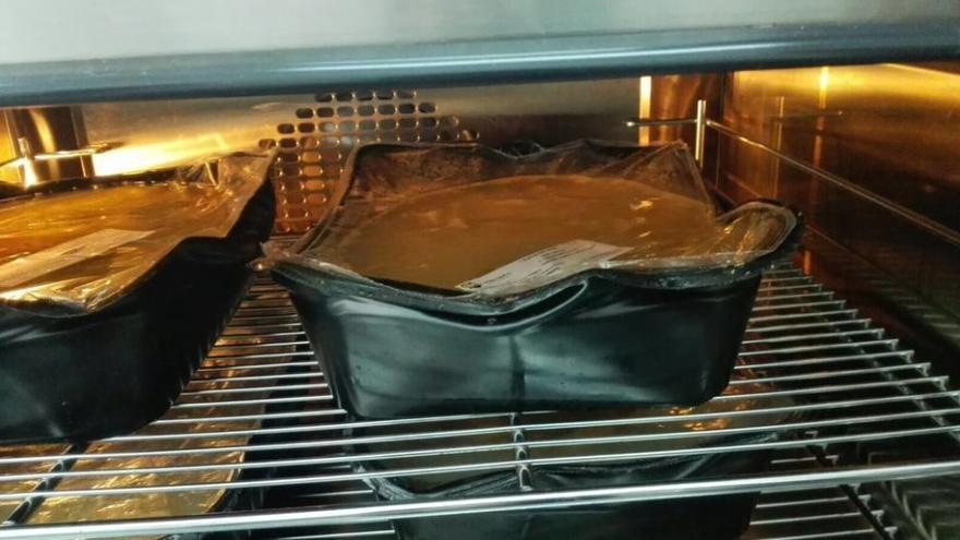 Barquetas con comida cuando comenzaban a derretirse en el horno de un colegio de Cambre. L.O.