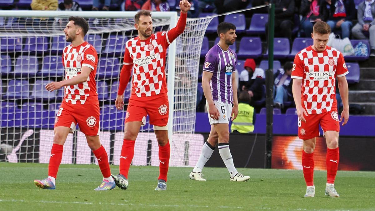 Stuani festeja junto a Iván Martín y Tsygankov el gol que le dio el triunfo al Girona sobre el Valladolid en el Nuevo Zorrilla.