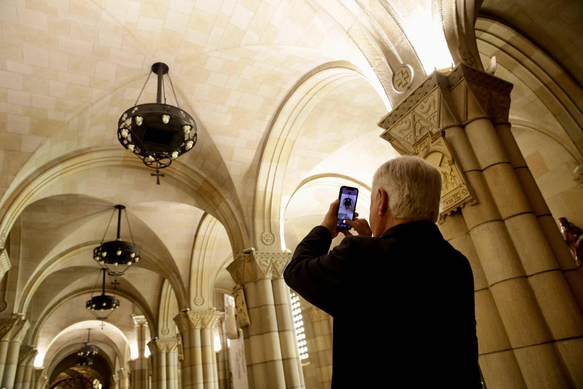 Diego Cabezudo, de espaldas, realizando una fotografía en San Pedro.