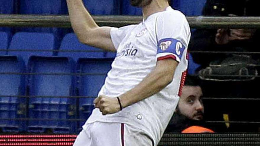 El capitán sevillista Coke celebra el 0-1 justo tras el descanso.
